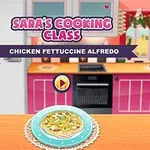 Žena s červenými vlasy v kuchyni ukazuje na talíř s těstovinami na stole, v pozadí kuchyňská linka a nápis SARAS COOKING CLASS: CHICKEN FETTUCCINE ALFREDO