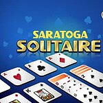 Modré pozadí s rozloženými hracími kartami a textem Saratoga Solitaire