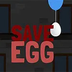 Chlapec vedle velkého nápisu SAVE EGG, s vejcem připevněným k modrému balónku na tmavém pozadí budovy