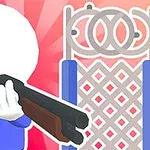 Postava s bílou kulatou hlavou v modrém oblečení drží pušku před ozdobnou branou na červeném pozadí