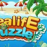 Barevný nápis Sealife Puzzle s obrázkem žabky na pozadí pláže s palmami a slunečníky
