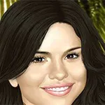 Žena s dlouhými černými vlasy a úsměvem na pláži pod palmami