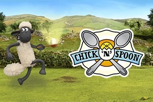 Ovce s pánví při chůzi po trávě vedle loga se lžícemi a nápisem Chick N Spoon, v pozadí kopcovitá krajina
