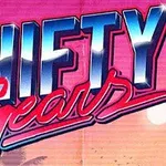 Nápis Shifty Gears na růžovo-modrém pozadí s palmami a zapadajícím sluncem