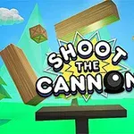 Dřevěné bedny a trámy ve vzduchu s kanónem a nápisem Shoot The Cannon na pozadí s modrou oblohou a zelenými stromy