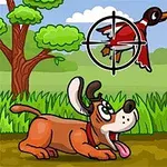 Pes leží na zemi v trávě a sleduje dva letící kachny s jednou v zaměřovači, s pozadím lesa