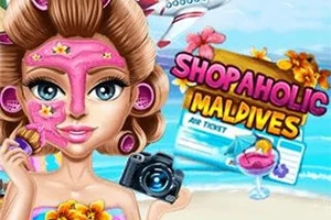 Žena s růžovou pleťovou maskou drží fotoaparát při pobytu na pláži s letenkou a koktejlem na pozadí