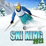 Lyžař v modrobílém oblečení sjíždějící zasněžený svah mezi stromy s nápisem Ski King 2022 ve spodní části