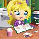 Dívka s blond vlasy čte knihu u stolu s nápojem a hračkou v knihovně