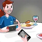 Muž a žena sedí u jídelního stolu s jídlem a vínem, každý drží elektronické zařízení a tváří se rozzlobeně