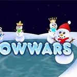 Sněhuláci s různými klobouky a doplňky stojí kolem nápisu SNOWWARS na zasněžené ploše u zamrzlého jezera