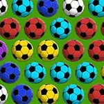 Barevné fotbalové míče uspořádané ve vzorci na zeleném pozadí