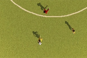 Soccer Simulator Tři postavy na fotbalovém hřišti z ptačí perspektivy, jedna s míčem