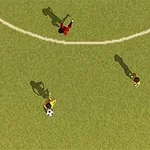Soccer Simulator Tři postavy na fotbalovém hřišti z ptačí perspektivy, jedna s míčem
