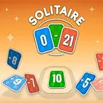 Barevné karty s číselnými hodnotami a nápisem „Solitaire“ na oranžovém pozadí