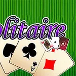 Karty s různými symboly a nápisem Solitaire na zeleném pozadí
