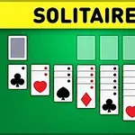 Zelené pozadí s rozloženými hracími kartami různých barev a hodnot, s nápisem SOLITAIRE nahoře