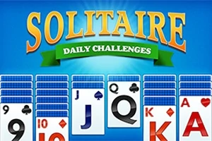 Zobrazení karetní hry s řadami karet a zvýrazněným nápisem Solitaire Daily Challenges na modrém pozadí