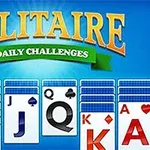 Zobrazení karetní hry s řadami karet a zvýrazněným nápisem Solitaire Daily Challenges na modrém pozadí