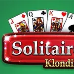 Čtyři hrací karty (J, Q, K, A) nad červeným nápisem Solitaire Klondike na zeleném pozadí