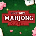 Zelené pozadí s obrázky květin lotosu a herními kameny s červeným nápisem Solitaire Mahjong Classic uprostřed