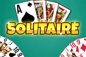 Hrací karty ve vějíři s nápisem Solitaire na zeleném pozadí