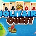Název Solitaire Quest přes hrací karty s obrazy lodí na moři