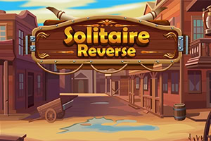 Dřevěná cedule s nápisem Solitaire Reverse visí nad scénou západního města s domy, dřevěným vozem a sudy
