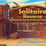 Dřevěná cedule s nápisem Solitaire Reverse visí nad scénou západního města s domy, dřevěným vozem a sudy