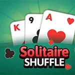 Tři hrací karty s písmennými symboly K, 9 a A, červenými a černými znaky, na zeleném pozadí s nápisem Solitaire Shuffle