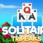 Karty s písmeny Q, K a A před tropickou krajinou s palmami a altánem na molu