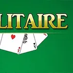 Na zeleném pozadí jsou rozprostřené hrací karty pod nápisem Solitaire