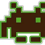 Hnědý pixelový mimozemšťan s naznačenýma očima a zeleným okrajem na bílém pozadí