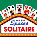 Pět hracích karet se znaky J, K, Joker, Q a J nad nápisem Spaces Solitaire na zeleném pozadí