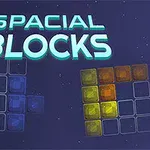 Název „Spacial Blocks“ na modrém pozadí s rozestavěnými barevnými bloky v červené, modré a žluté barvě