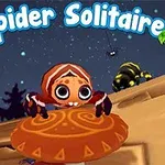 Roztomilý ilustrativní pavouk držící kulatý předmět s noční oblohou a nápisem Spider Solitaire v pozadí