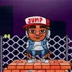 Chlapec s kšiltovkou JUMP stojí na červených cihlách před plotem s městským panoramatem v pozadí
