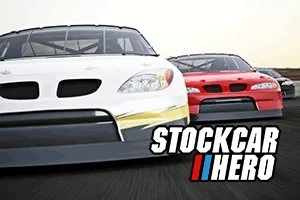 Dvě závodní auta, bílé a červené, při závodu na trati, s nápisem Stockcar Hero