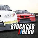 Dvě závodní auta, bílé a červené, při závodu na trati, s nápisem Stockcar Hero