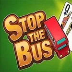 Červený autobus vedle tří hracích karet s písmeny Q, K a A na zeleném pozadí