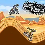 Tři motorkáři předvádějící triky na motocyklech v pouštní krajině s nápisem Stunt Xtreme v rohu