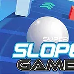 Bílá koule se valí po modré skluzavce s nápisem Super Slope Game a různými geometrickými tvary kolem