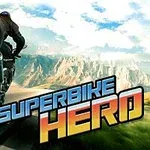 Motocykl jede po silnici s nápisem SUPERBIKE HERO, v pozadí jsou hory a modrá obloha