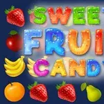 Barevný nápis Sweet Fruit Candy obklopený různými druhy ovoce na tmavém pozadí
