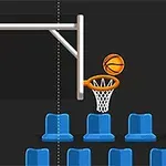 Basketbalový míč prolétá obroučkou koše nad řadou modrých sedadel
