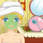 Žena se světle zelenou pleťovou maskou a ručníkem na hlavě stojí před zrcadlem ve světlém pokoji
