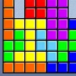 Barevné geometrické bloky uspořádané v různých tvarech ve čtvercové mřížce