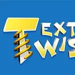 Nápis Text Twist 2 s velkým žlutým kladívkem a modrobílou koulí na modrém pozadí