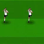 Dva fotbalisté v bílých dresech běží po hřišti směrem k hráči v žlutém dresu s číslem 10