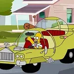 Muž s pleší a brýlemi řídí futuristické auto v kresleném stylu před rodinným domem